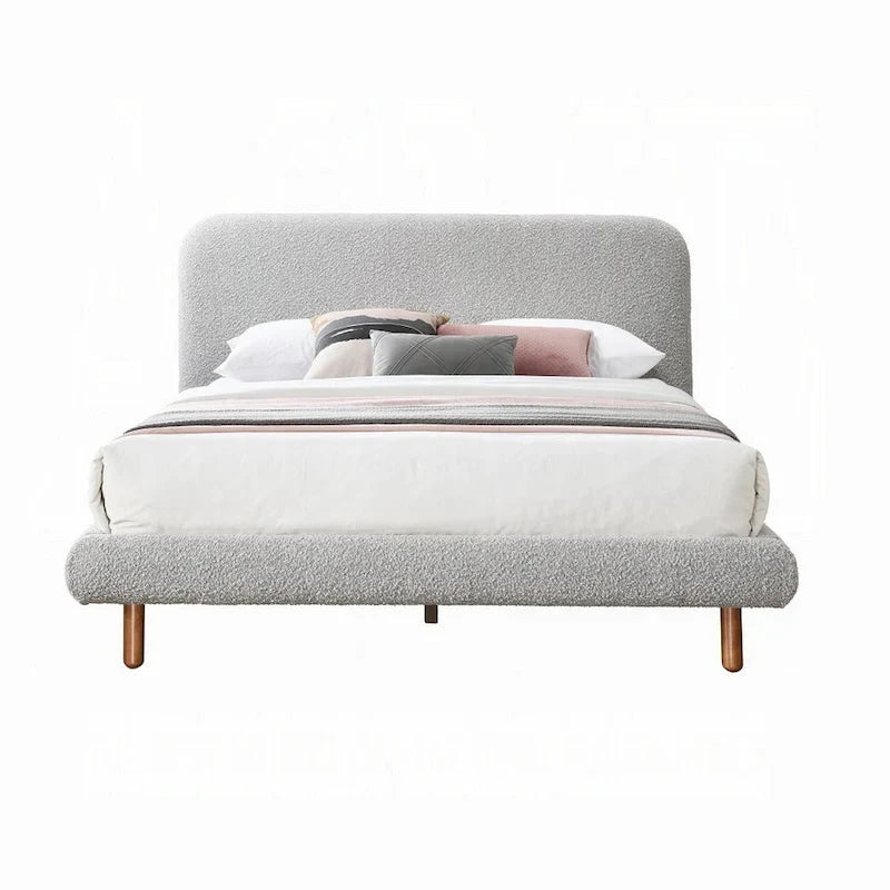 Kingsize-Bett mit geschwungenen Kanten, grauem Bouclé-Bezug und braunem Holz