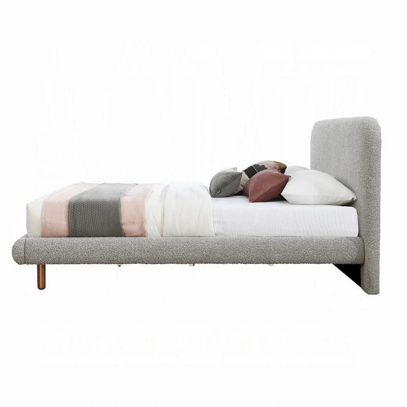 Lit king size aux bords arrondis, revêtement bouclé gris et bois marron