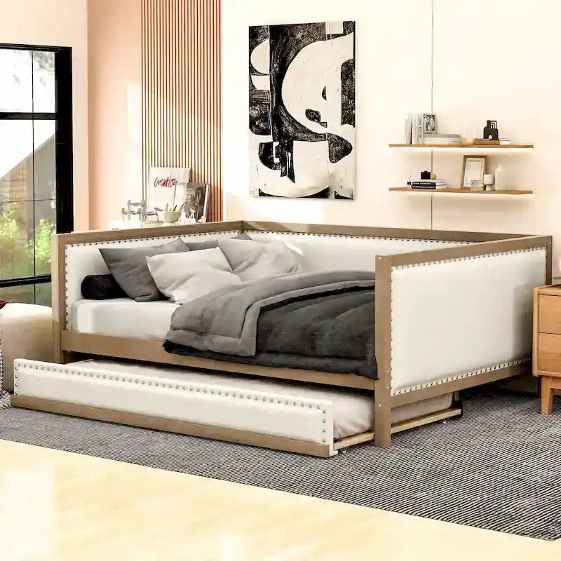 Daybed matrimoniale in legno imbottito con letto estraibile e decorazioni con borchie