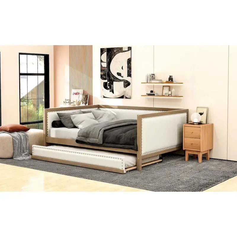Daybed matrimoniale in legno imbottito con letto estraibile e decorazioni con borchie