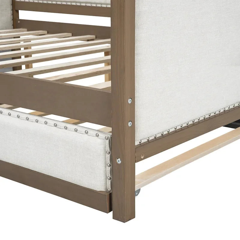 Daybed matrimoniale in legno imbottito con letto estraibile e decorazioni con borchie