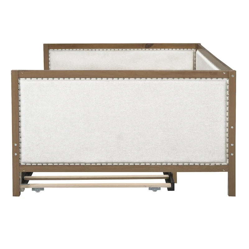 Daybed matrimoniale in legno imbottito con letto estraibile e decorazioni con borchie
