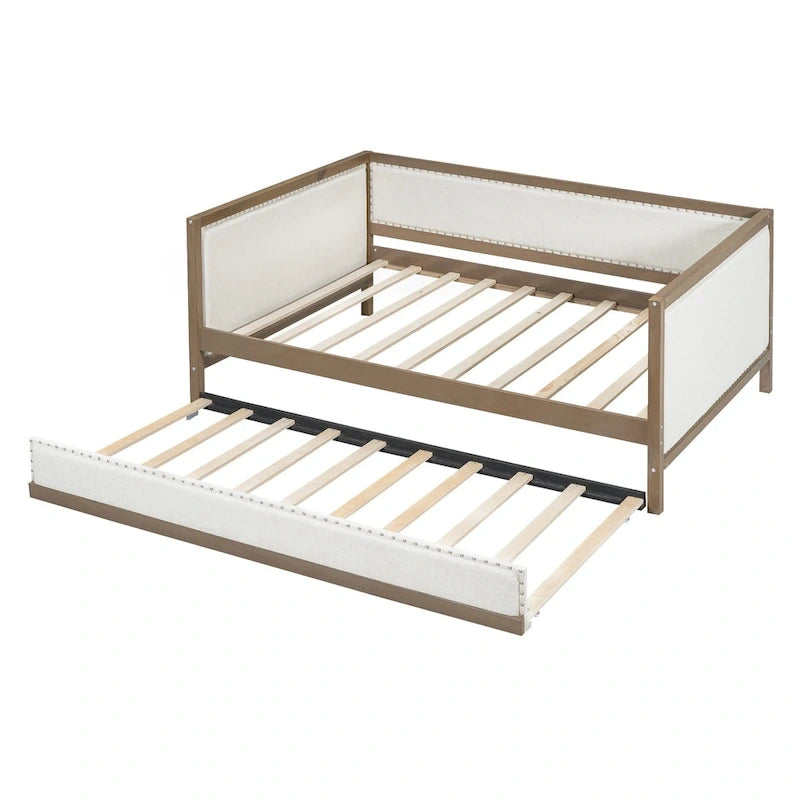 Daybed matrimoniale in legno imbottito con letto estraibile e decorazioni con borchie