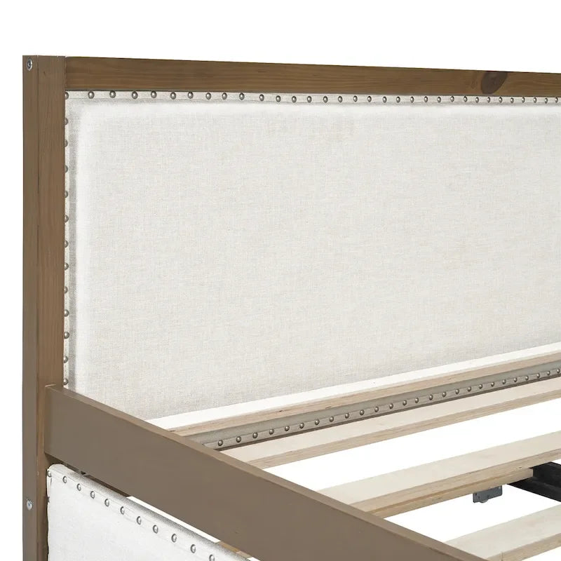 Daybed matrimoniale in legno imbottito con letto estraibile e decorazioni con borchie