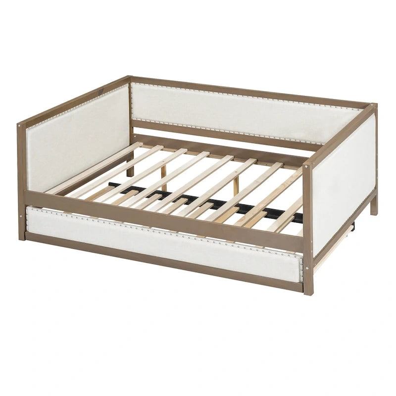 Daybed matrimoniale in legno imbottito con letto estraibile e decorazioni con borchie