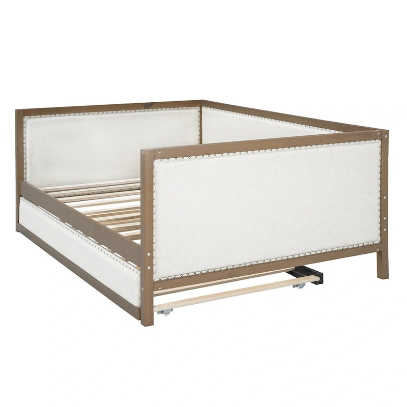 Daybed matrimoniale in legno imbottito con letto estraibile e decorazioni con borchie