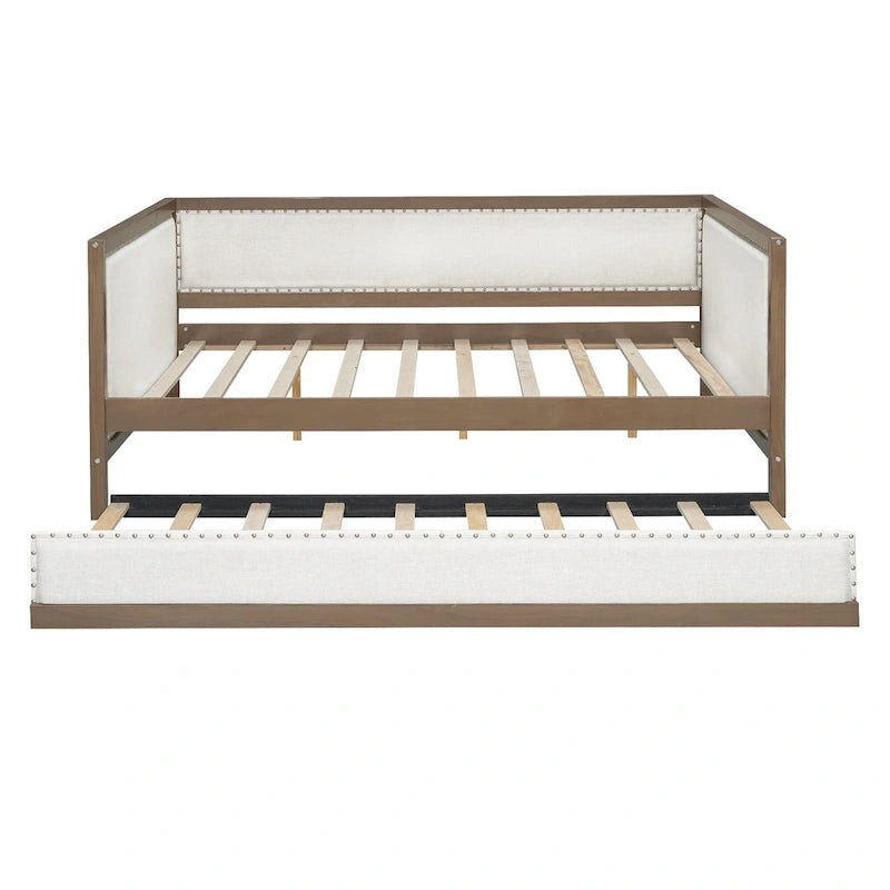 Daybed matrimoniale in legno imbottito con letto estraibile e decorazioni con borchie