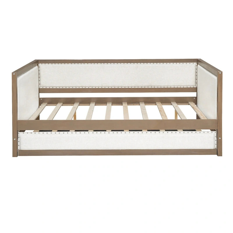 Daybed matrimoniale in legno imbottito con letto estraibile e decorazioni con borchie