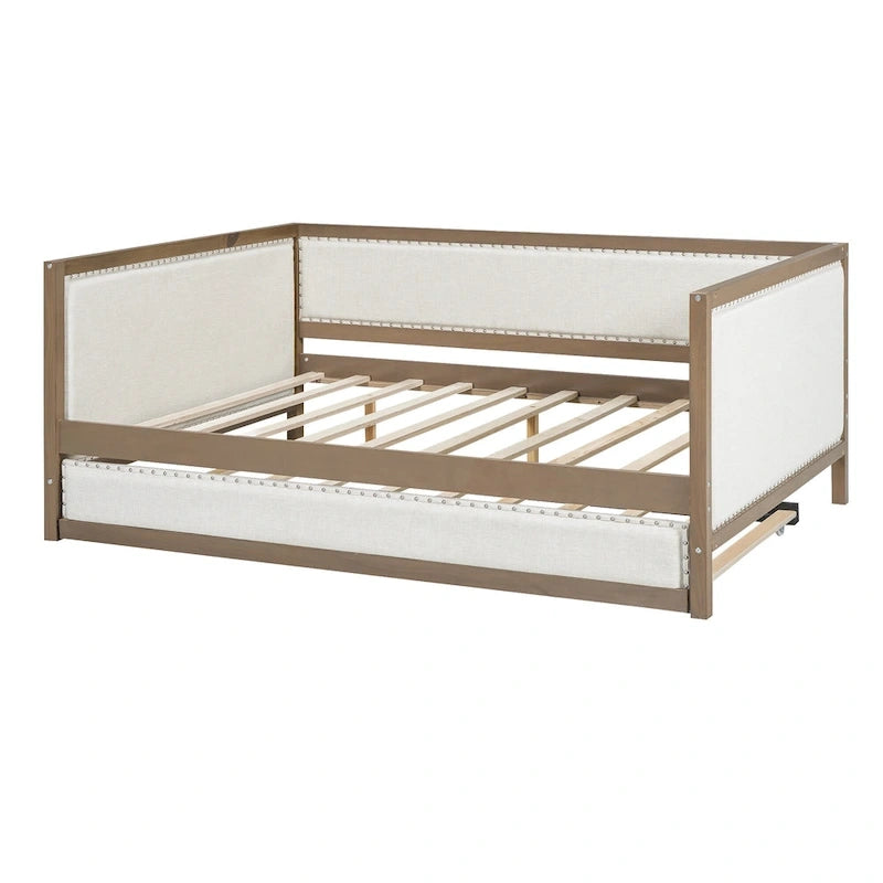 Daybed matrimoniale in legno imbottito con letto estraibile e decorazioni con borchie