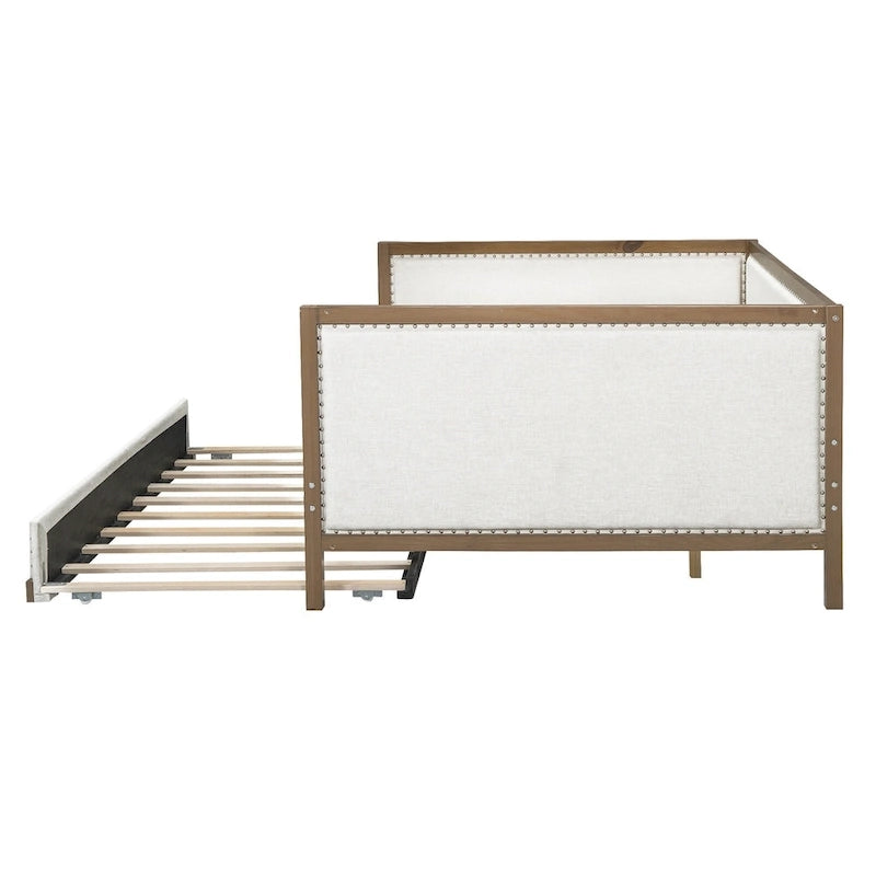 Daybed matrimoniale in legno imbottito con letto estraibile e decorazioni con borchie