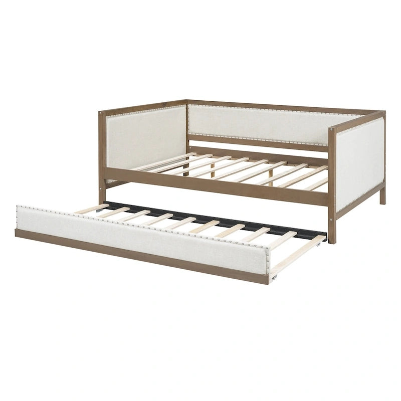 Daybed matrimoniale in legno imbottito con letto estraibile e decorazioni con borchie
