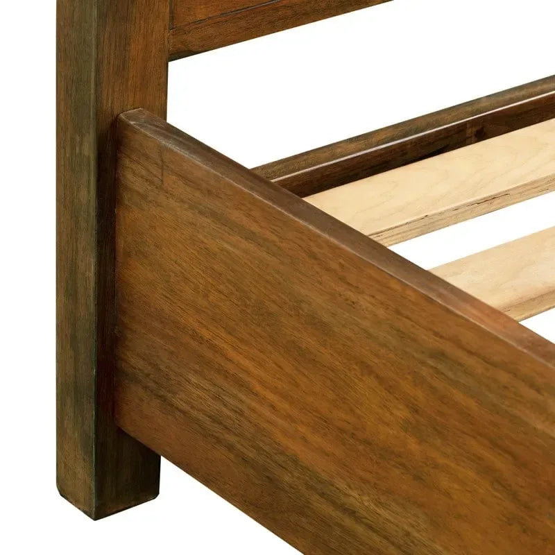 Holzbettrahmen aus Akazienholz mit klaren Linien und Lattenrost
