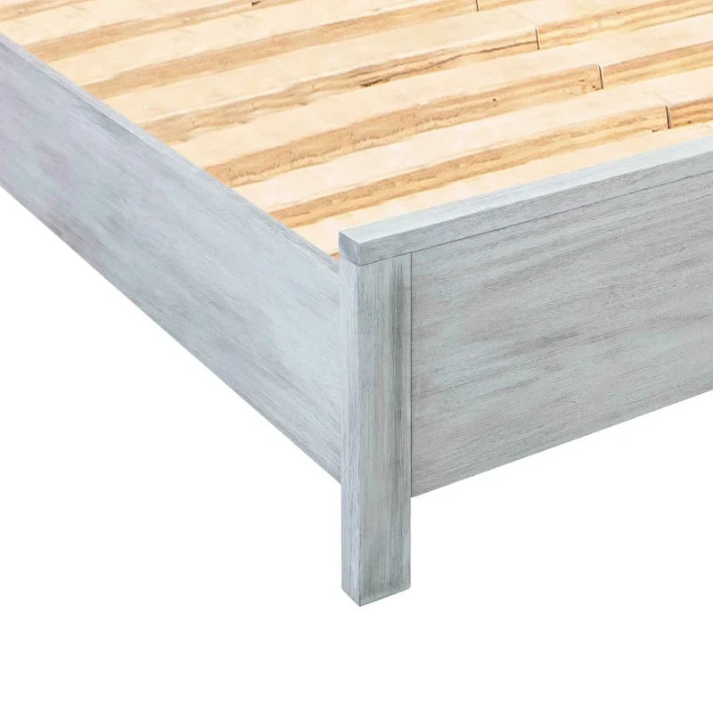 Holzbettrahmen aus Akazienholz mit klaren Linien und Lattenrost