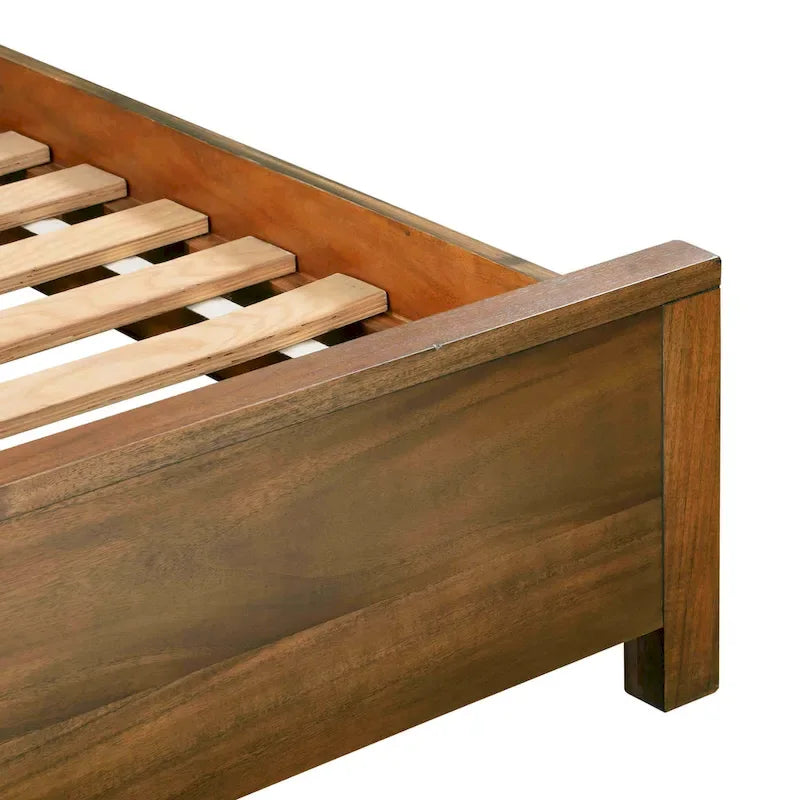 Holzbettrahmen aus Akazienholz mit klaren Linien und Lattenrost