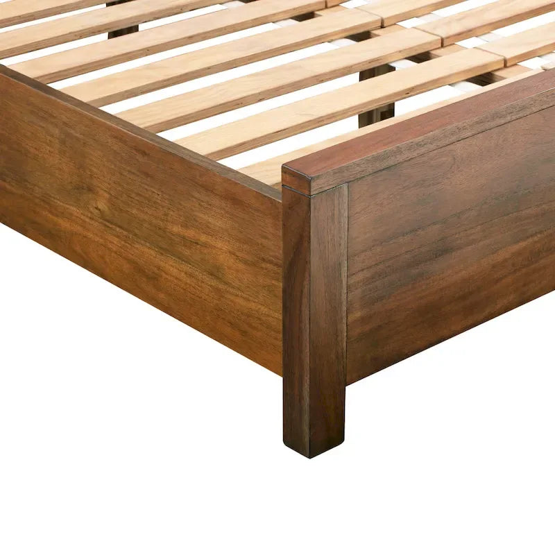 Holzbettrahmen aus Akazienholz mit klaren Linien und Lattenrost