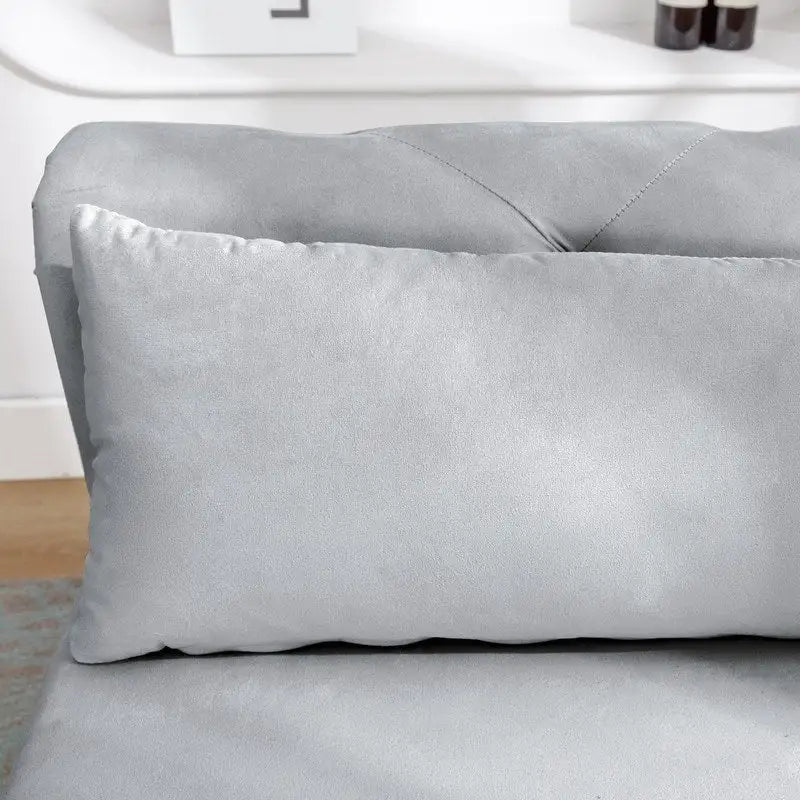 Moderne Chaiselongue mit Samtbezug, gerollten Armlehnen, Stauraum und Kissen