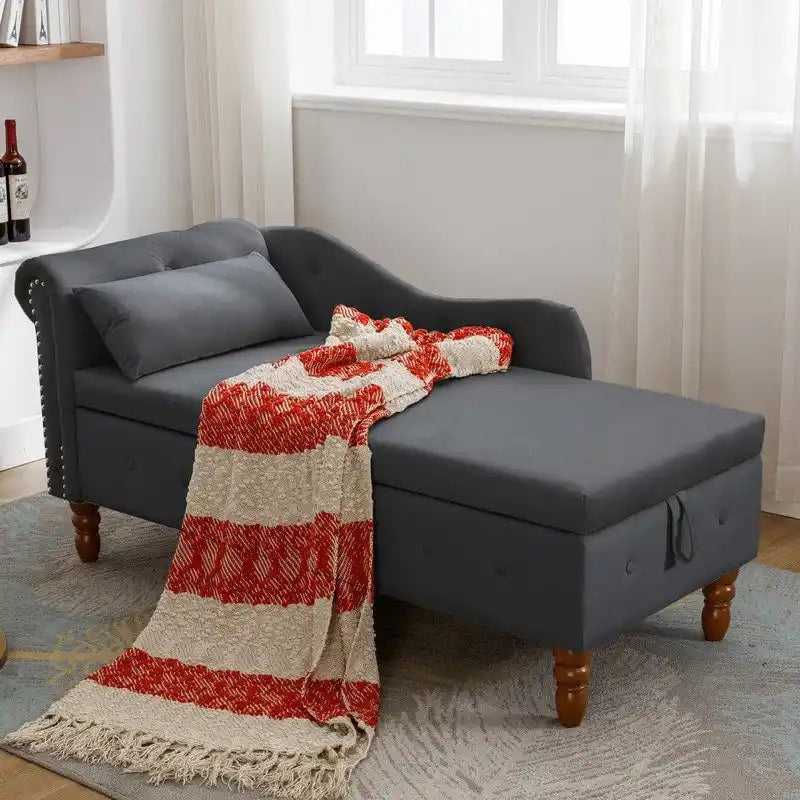 Moderne Chaiselongue mit Samtbezug, gerollten Armlehnen, Stauraum und Kissen