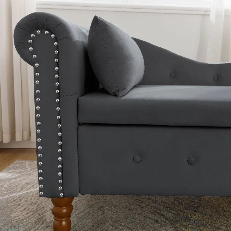 Moderne Chaiselongue mit Samtbezug, gerollten Armlehnen, Stauraum und Kissen