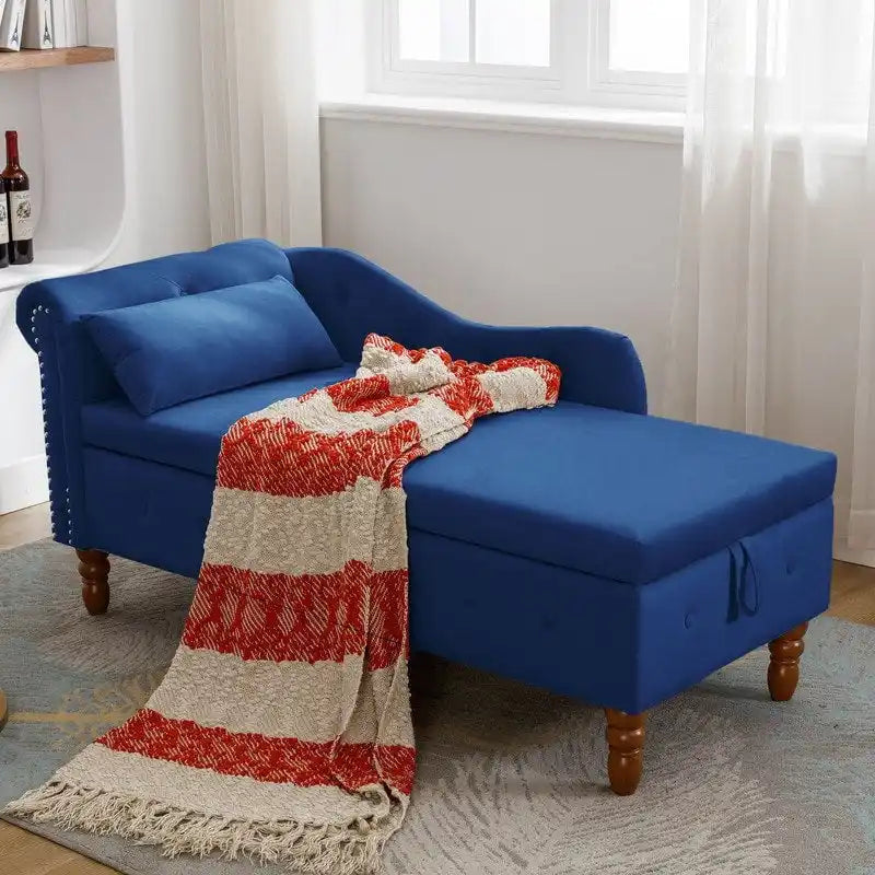 Moderne Chaiselongue mit Samtbezug, gerollten Armlehnen, Stauraum und Kissen