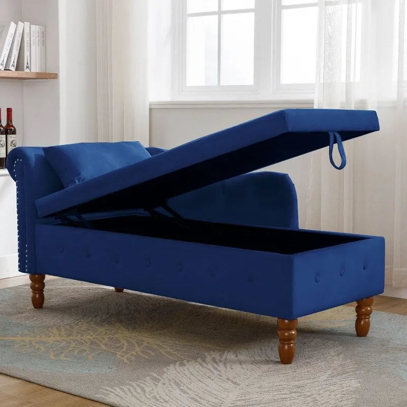 Moderne Chaiselongue mit Samtbezug, gerollten Armlehnen, Stauraum und Kissen