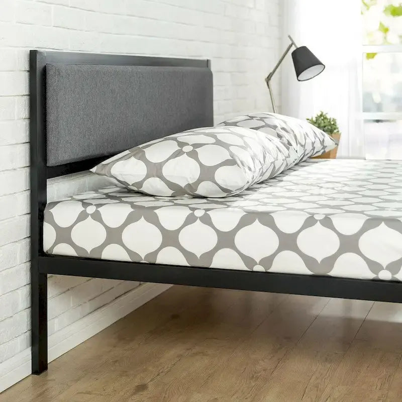 Struttura letto king size con piattaforma in metallo, doghe in legno e testiera imbottita