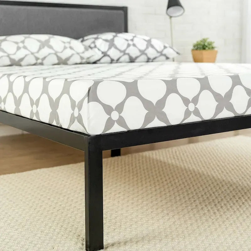 Struttura letto king size con piattaforma in metallo, doghe in legno e testiera imbottita